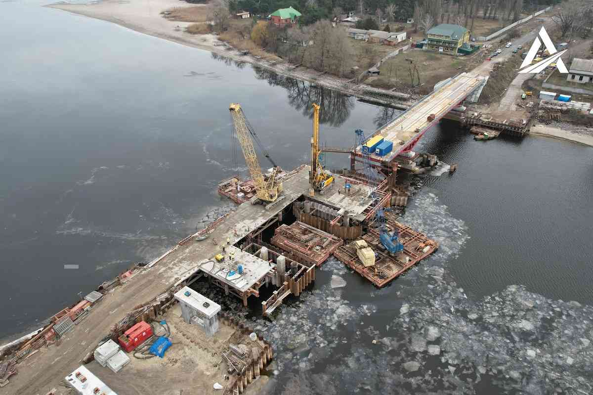 На Полтавщині дорожники цілодобово лагодять 214-метровий міст через Сулу (ФОТО)