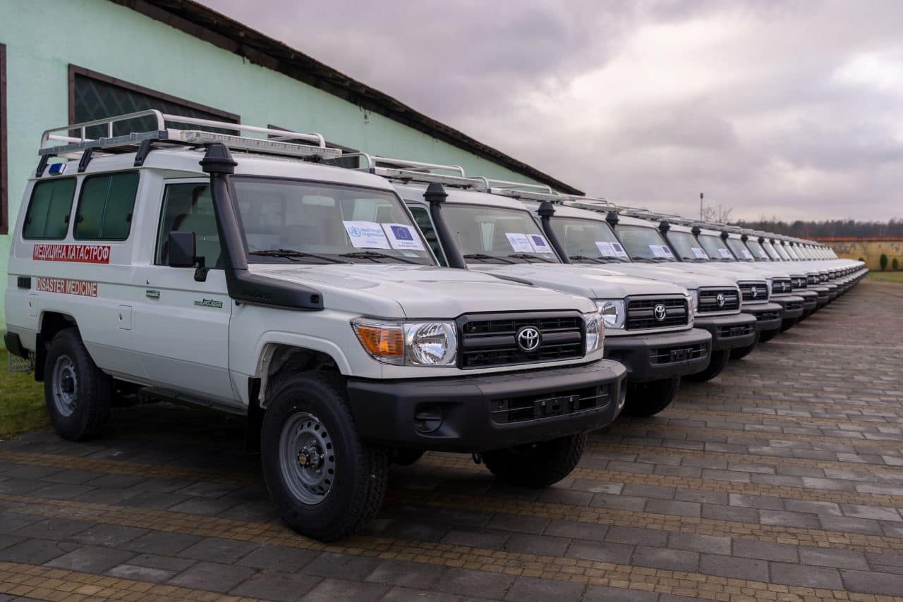 Україна отримала 26 автомобілів швидкої допомоги від ВООЗ