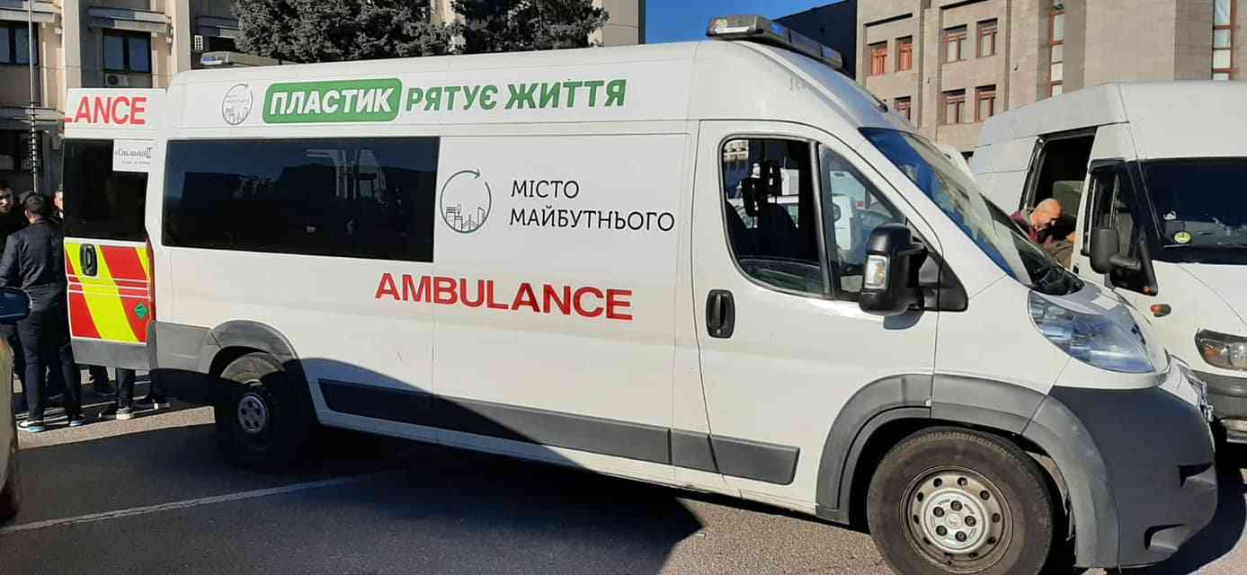 Одеські ековолонтери зібрали 11 тонн пластикових кришечок і купили реанімобіль для ЗСУ