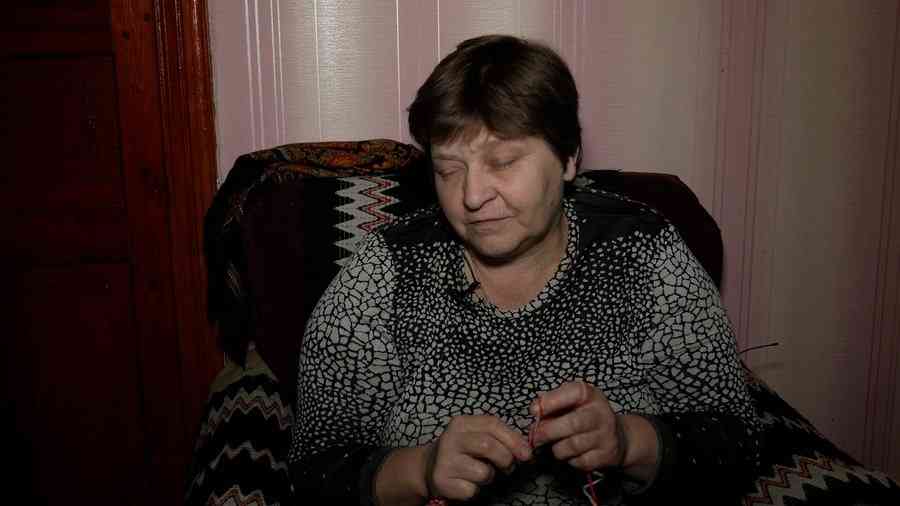 Незряча мама захисника в’яже шкарпетки воїнам ЗСУ (ВІДЕО)