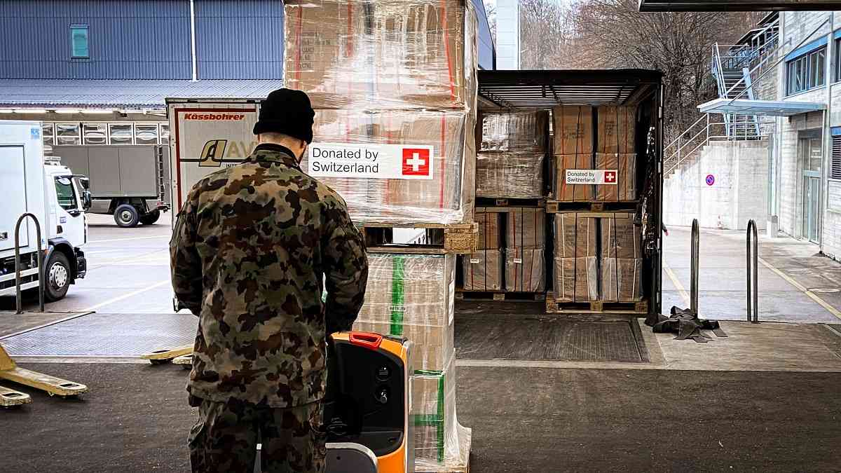 Швейцарія передала Україні зимовий одяг із армійських складів