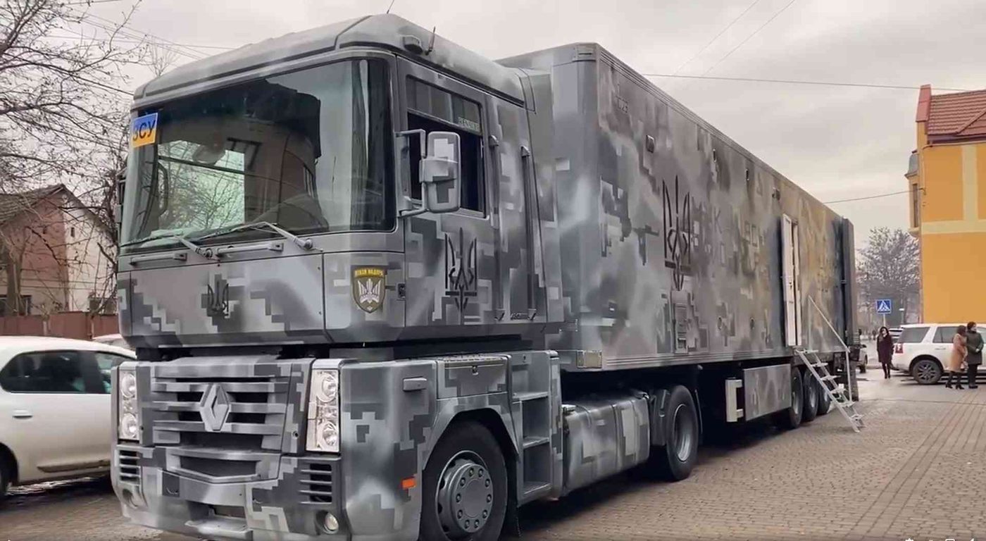 Закарпатці переробили вантажівку на лазне-пральний комплекс для ЗСУ (ВІДЕО)