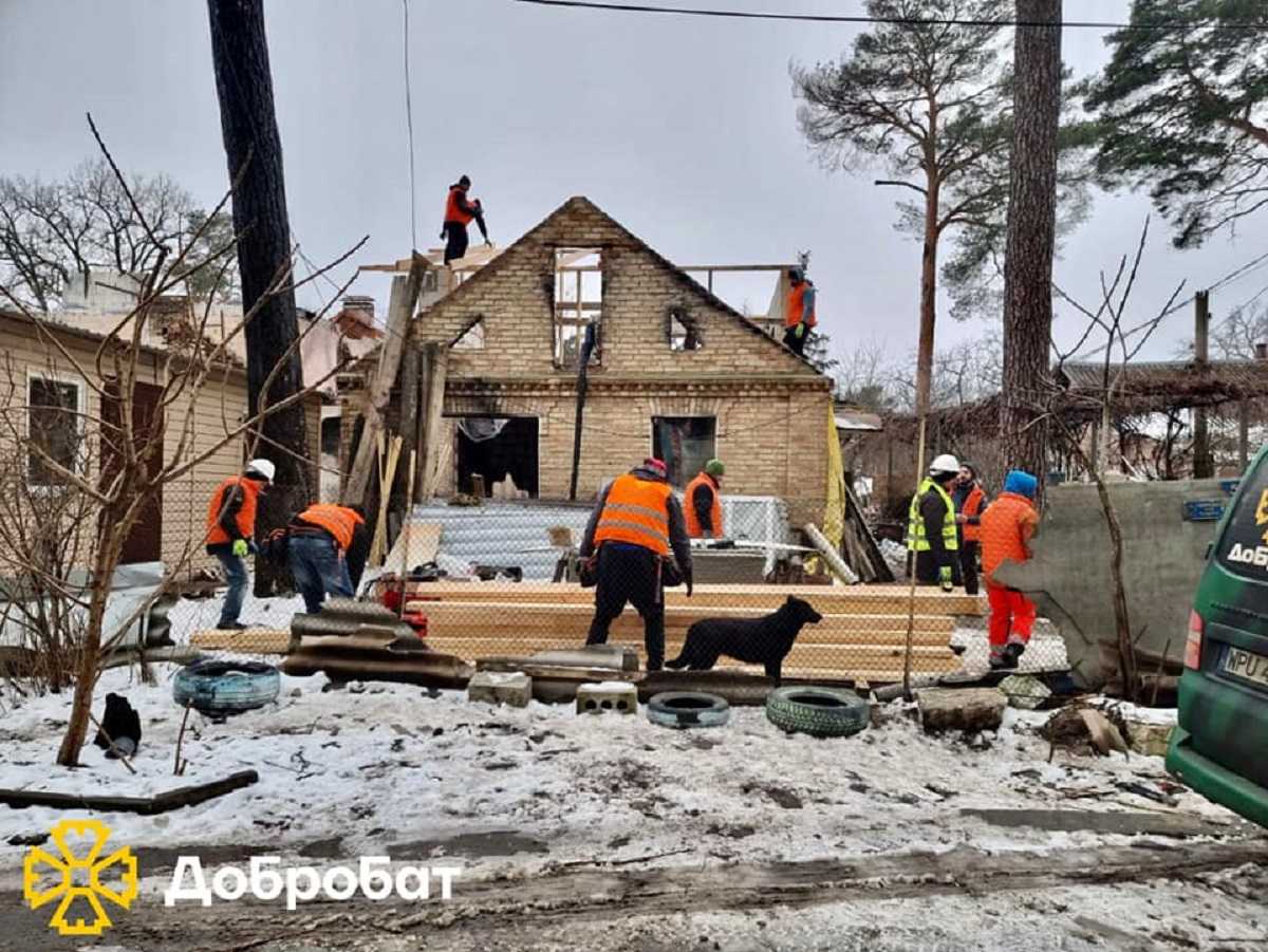 Волонтери «Добробату» відновили будинок родині з Ірпеня