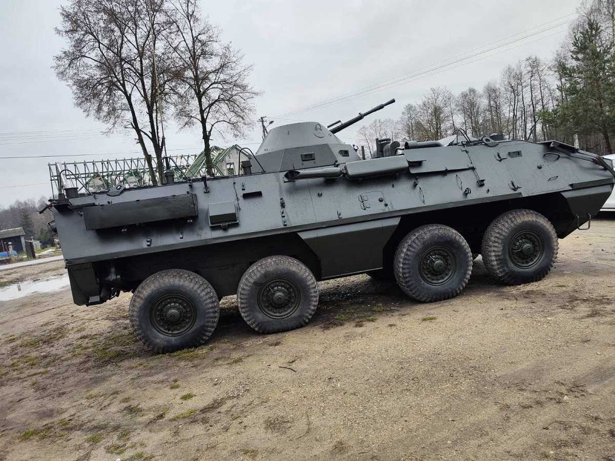 Львівські пластуни купили в інтернеті БТР для ЗСУ