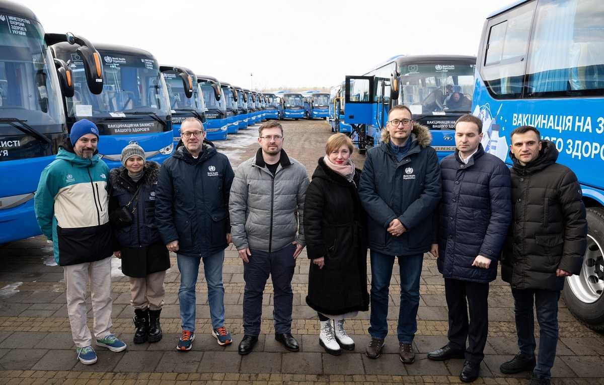 Українські медики отримали 59 автобусів від ВООЗ для проведення вакцинації