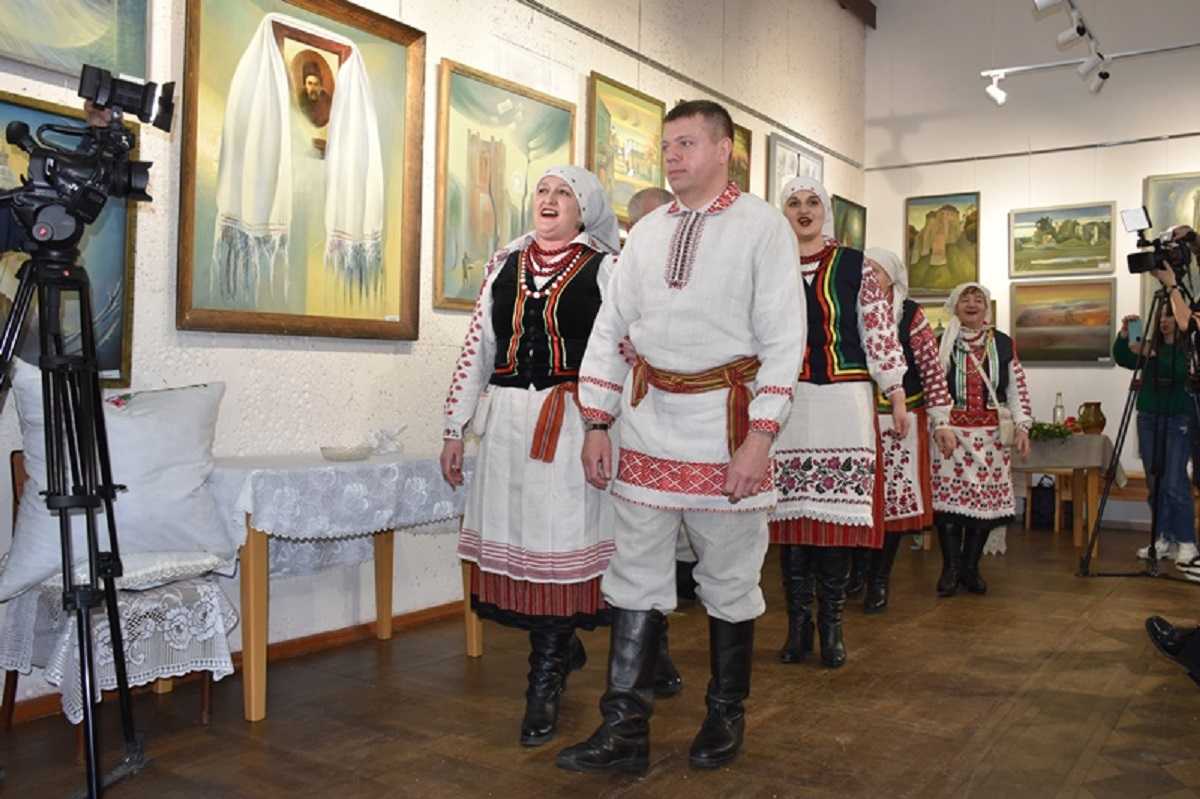 Молодята-переселенці одружились у Рівному за давніми поліськими традиціями