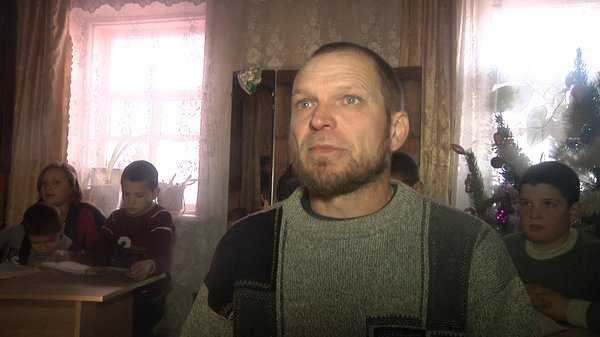 Учитель із Донеччини облаштував школу в себе вдома (ВІДЕО)