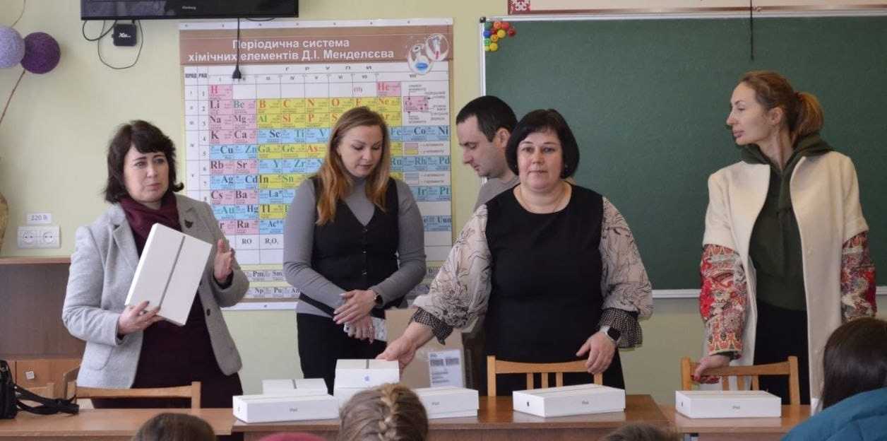 На Київщині 338 учнів отримали нові планшети для дистанційного навчання