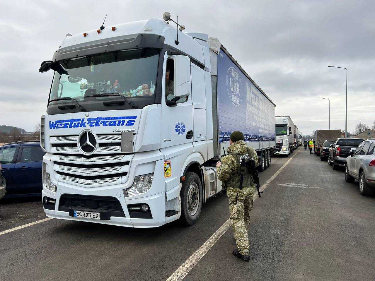 На кордоні з Польщею запустили пункт пропуску для порожніх вантажівок