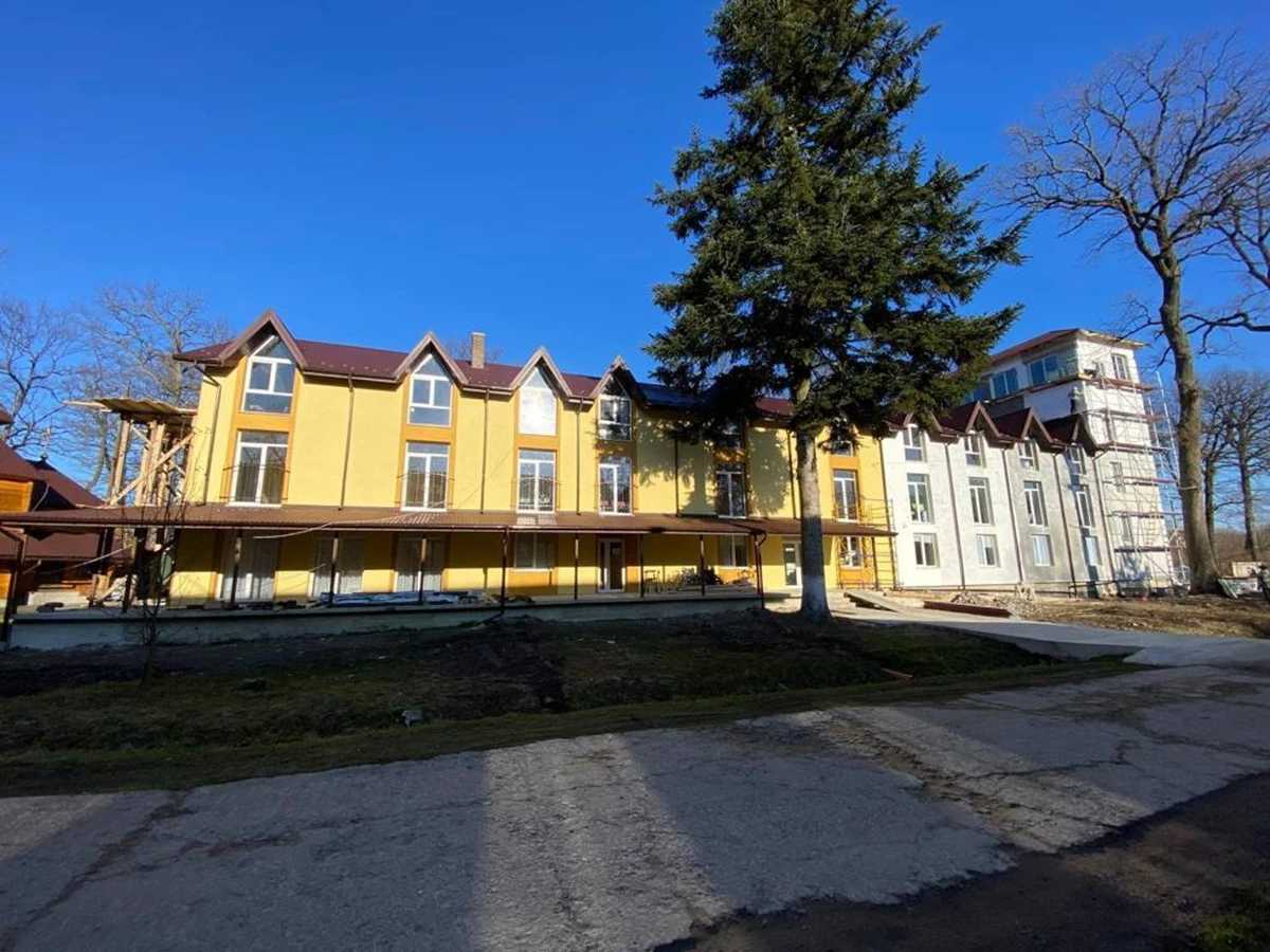 На Львівщині благодійники побудували триповерховий шпиталь для переселенців