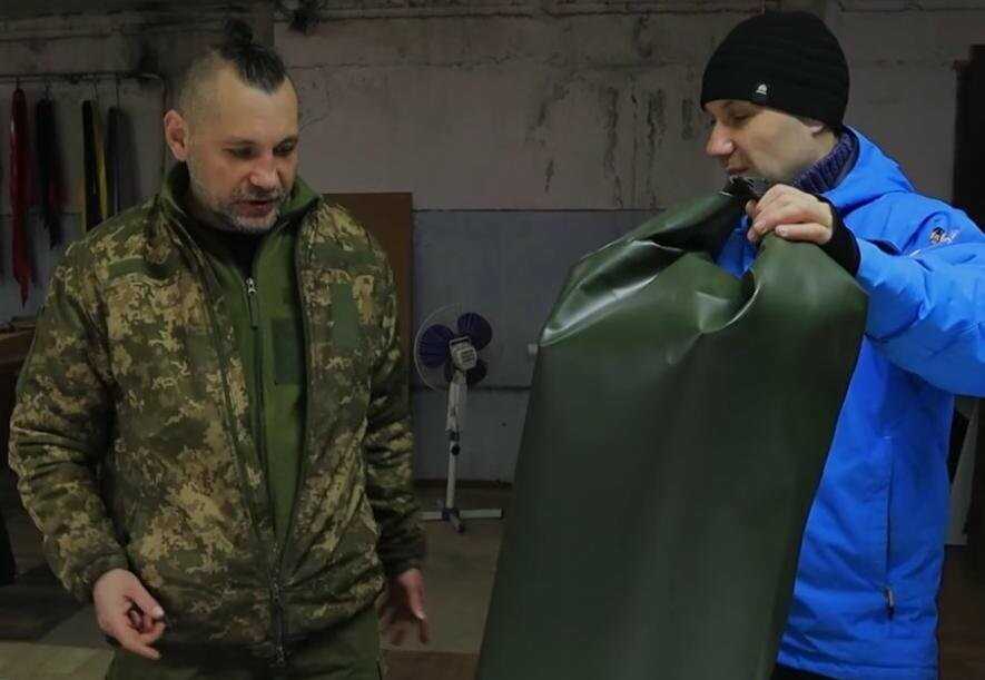 Військовий розробляє надувні матраци для окопів (ВІДЕО)