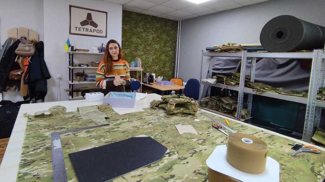 Дружина військового шиє спорядження для захисників (ВІДЕО)