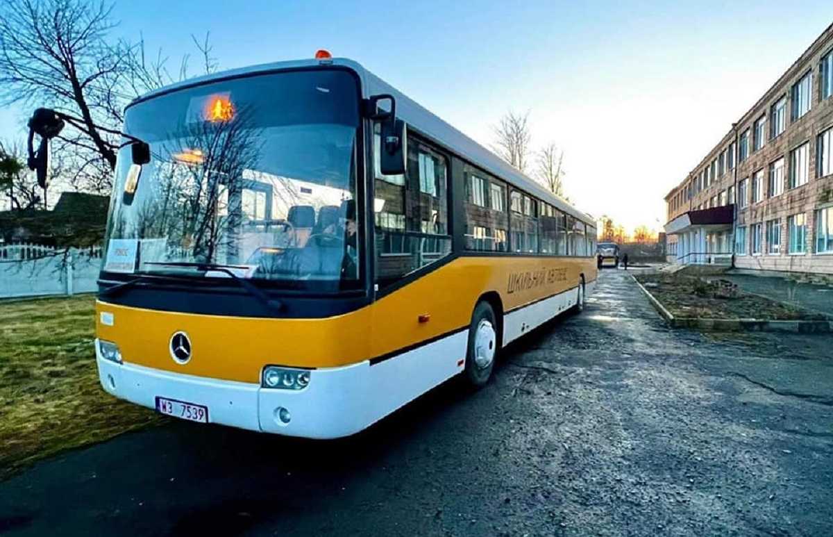 Сільський ліцей на Рівненщині отримав два автобуси від благодійників