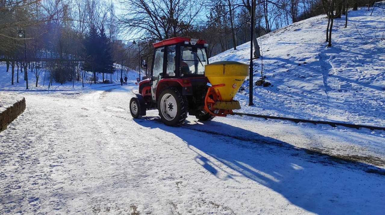 У Києві з ожеледицею на дорогах боротимуться по-європейськи і без солі