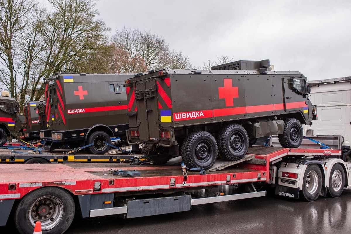 Люксембург відправив в Україну 14 броньованих карет швидкої допомоги