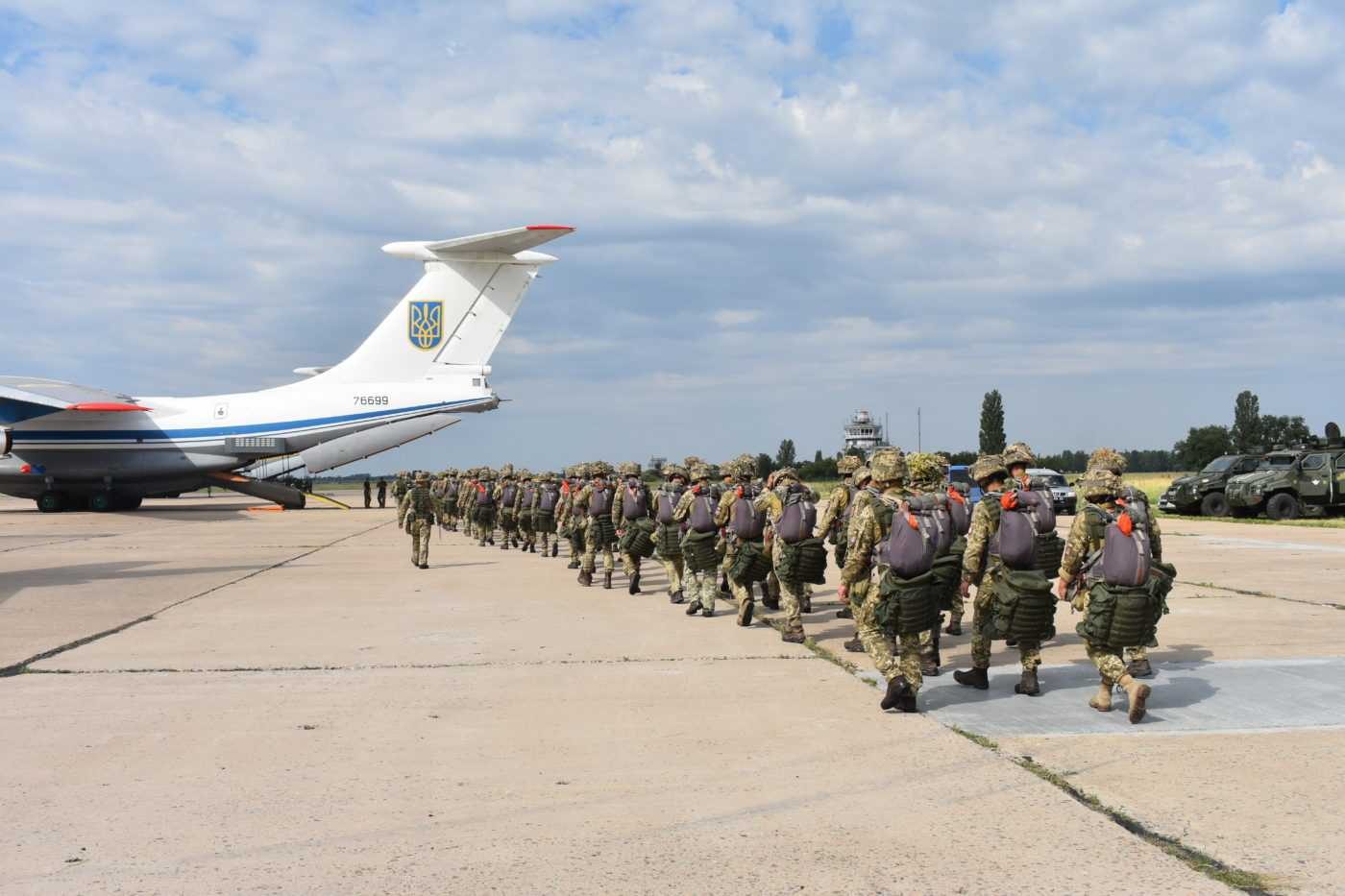 На Луганщині військові ЗСУ знищили ворожу бойову машину МТ-ЛБ (ВІДЕО)