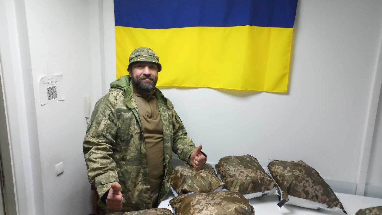 Українська компанія BERLOGA виготовляє тенти і пончо для ЗСУ (ВІДЕО)