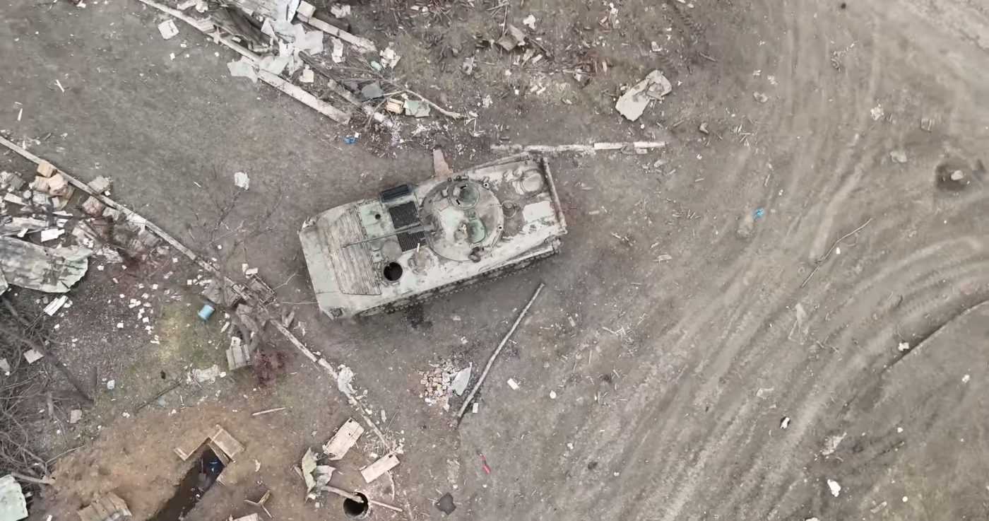 «Чорні запорожці» з дрона влучили у ворожу БМП-2 під Вугледаром (ВІДЕО)