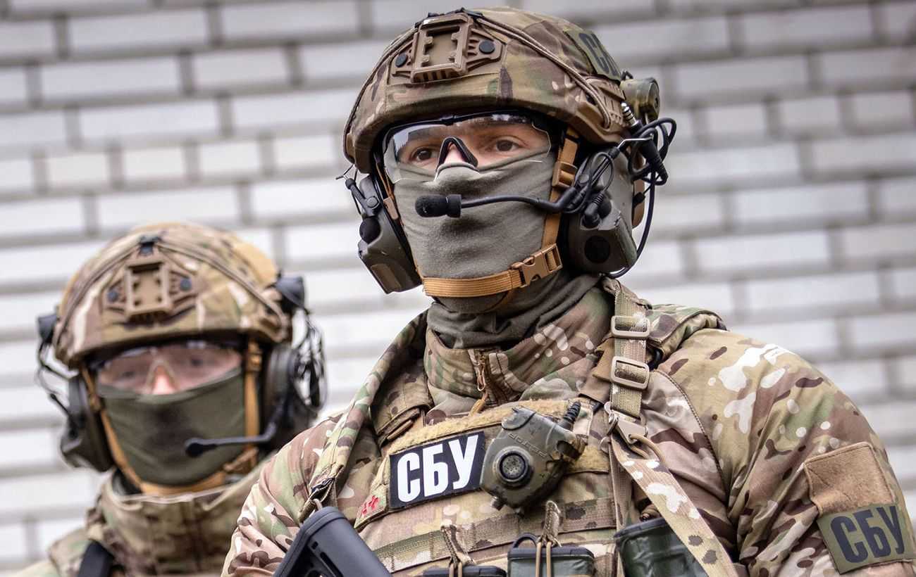 «Пряме влучання». Бійці СБУ знищили бронетехніку окупантів ударами дронів-камікадзе (ВІДЕО)