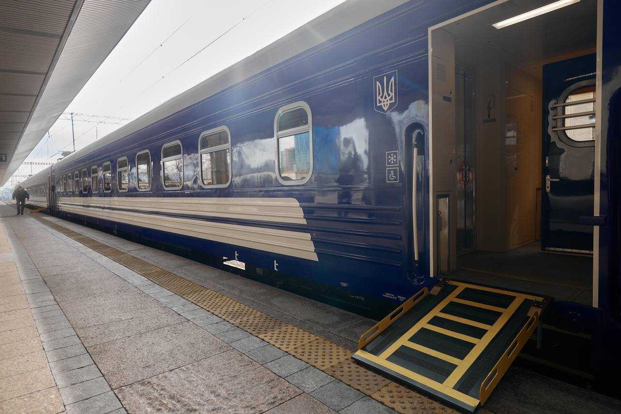 Укрзалізниця отримала 15 інклюзивних вагонів для перевезення людей з інвалідністю (ФОТО)