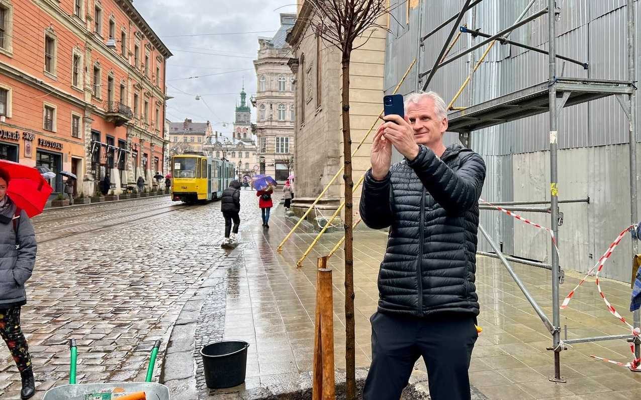 Тімоті Снайдер відвідав Львів і посадив дерево
