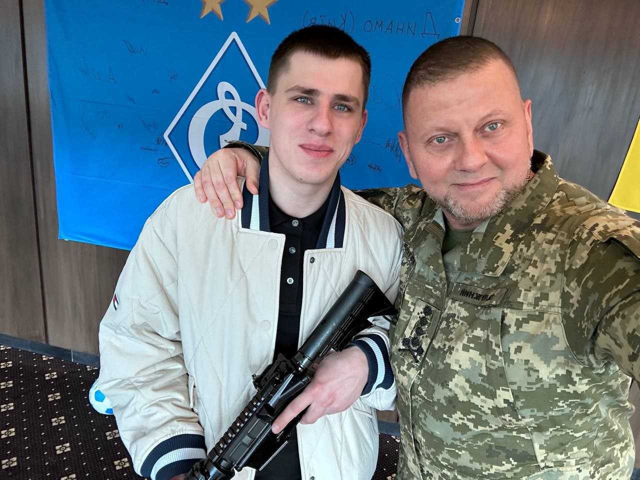 Боєць, який відбив наступ ворога у ближньому бою, отримав «Золотий хрест» від Залужного