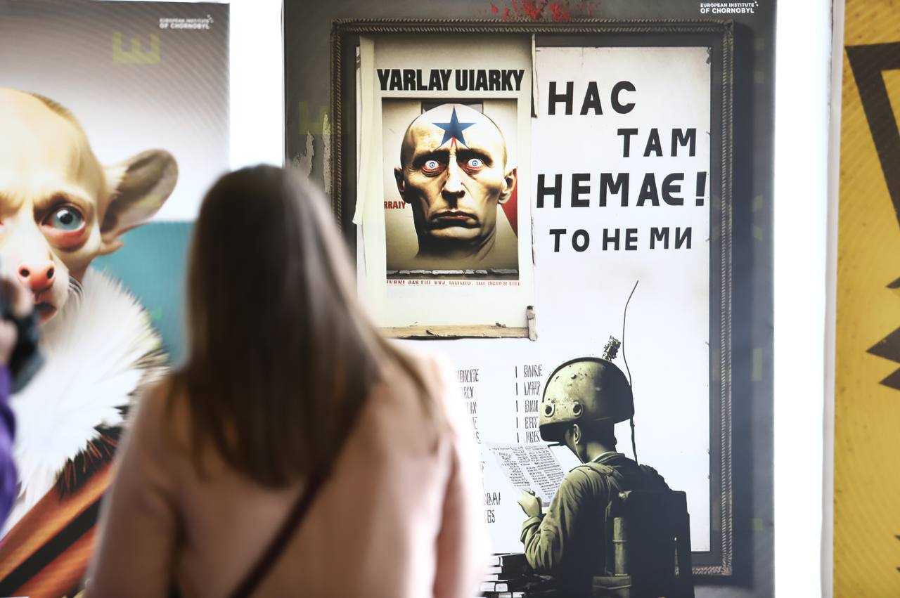 У Києві на станції метро «Золоті ворота» відкрили інтерактивну виставку про російську пропаганду (ФОТО)