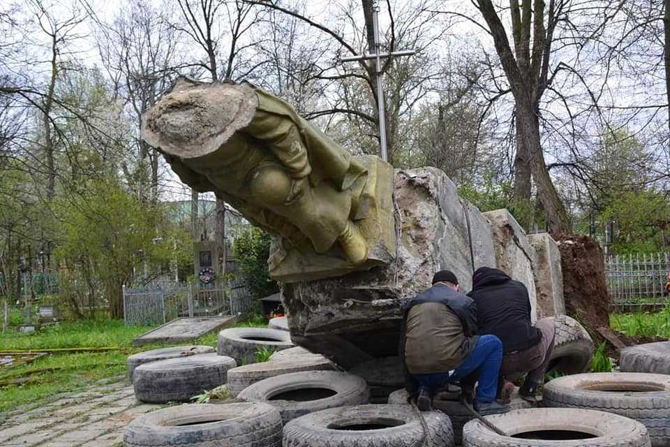 На Франківщині демонтували пам’ятник, що героїзував радянську армію (ФОТО)