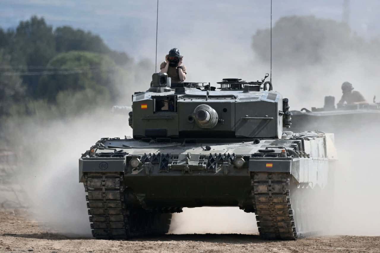 Як українських військових навчають керувати танками Leopard за 30 днів (ВІДЕО)