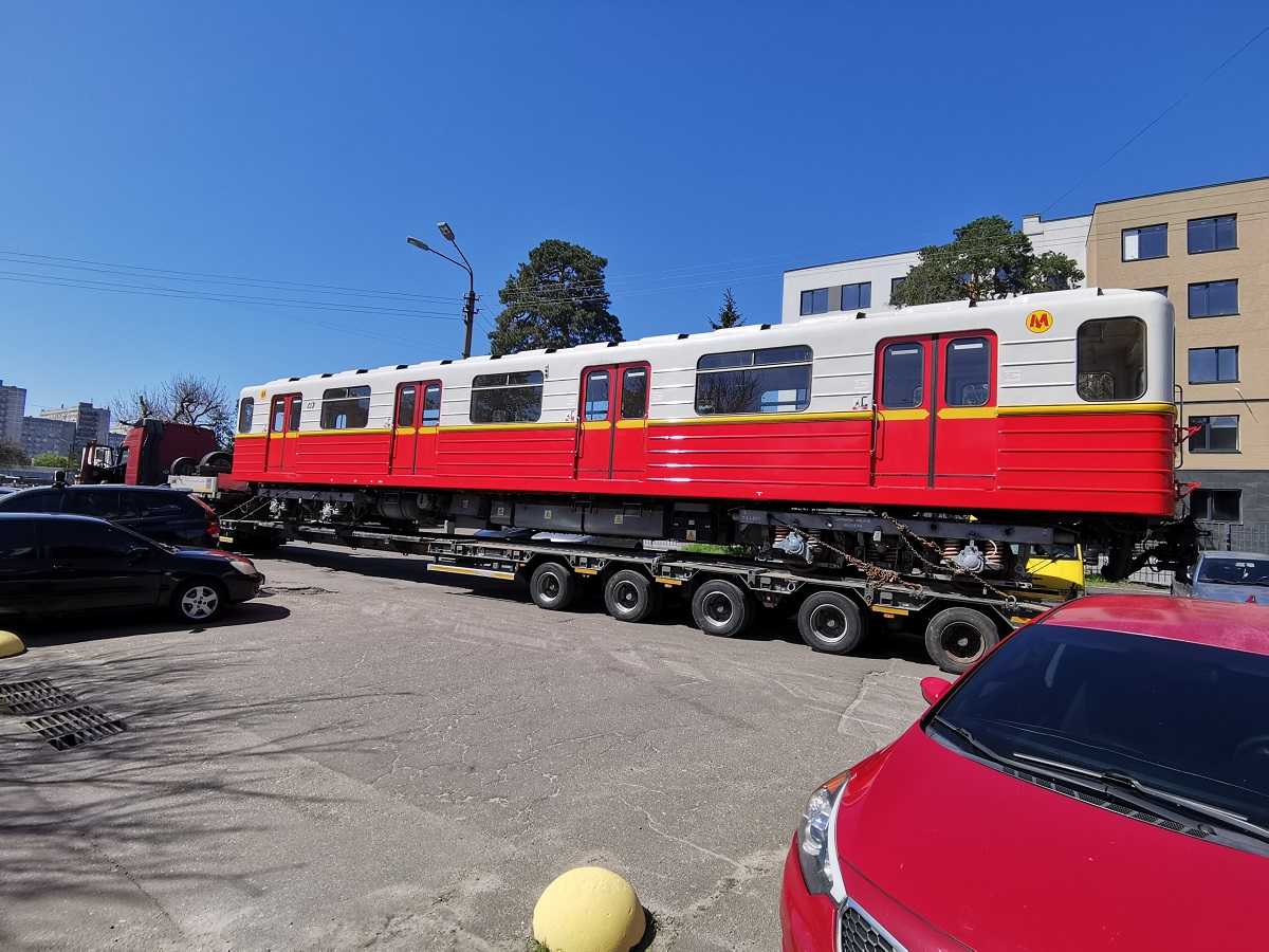 До Києва прибула перша партія вагонів метро з Польщі (ВІДЕО)