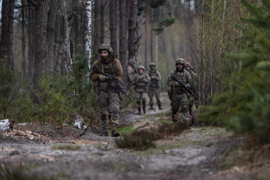 Воїни ЗСУ з артилерії знищили ворожий танк неподалік Бахмута (ВІДЕО)