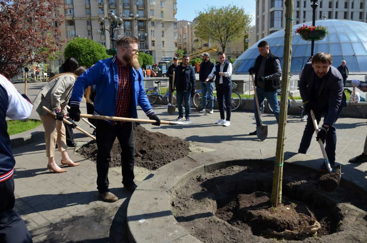 У Києві на Майдані Незалежності висадили Алею міжнародної підтримки України (ФОТО)