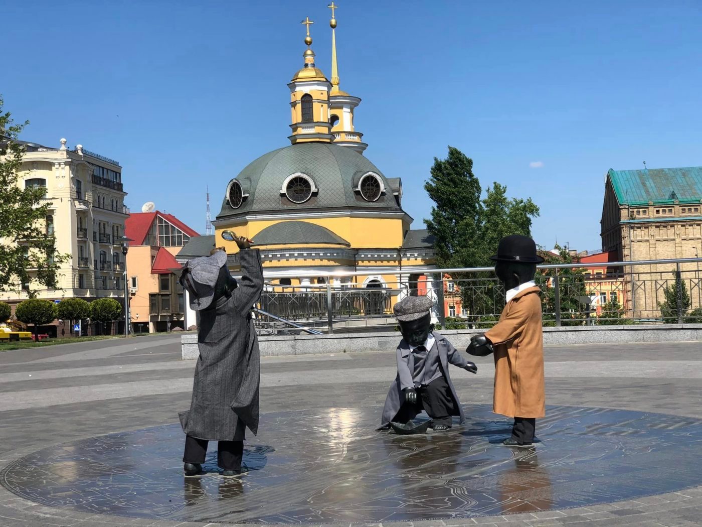 У столиці малюків-засновників Києва переодягли у Шерлока Холмса і доктора Ватсона
