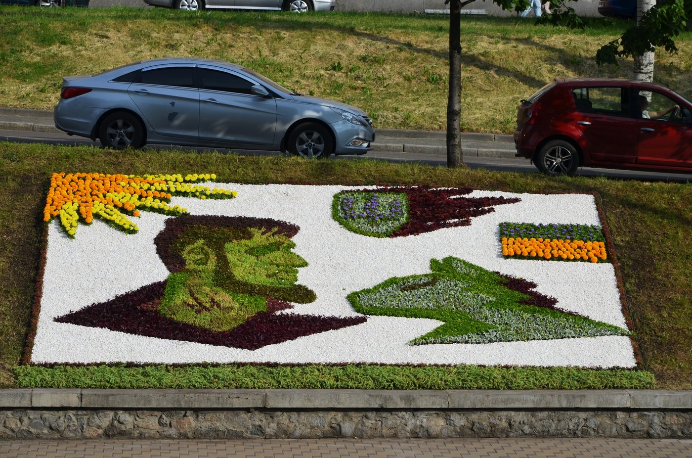 У Києві висадили квіткове панно, присвячене загиблому комбату «Да Вінчі» (ФОТО)