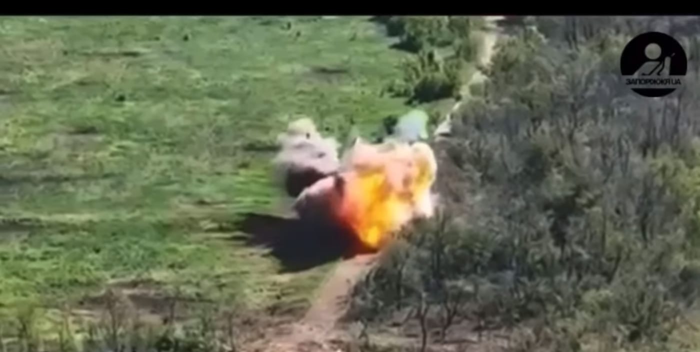 На Запоріжжі ЗСУ ефектно знищили ворожий БТР (ВІДЕО)