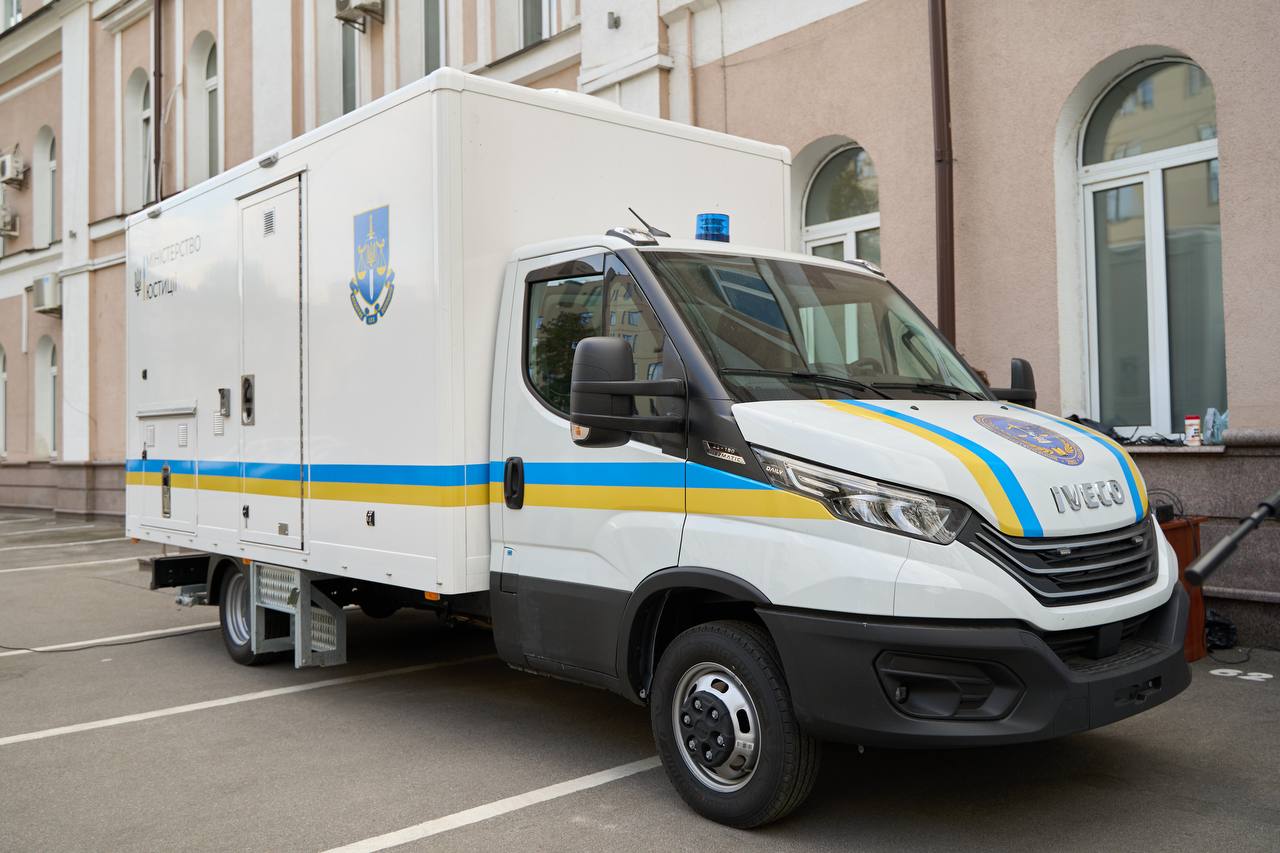 Франція передала Україні другу мобільну ДНК-лабораторію