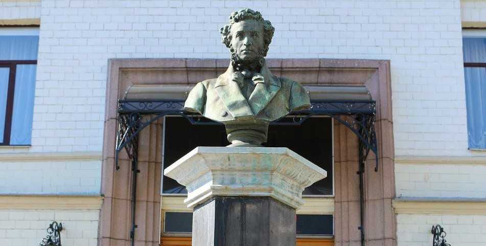 Мінкульт позбавив охоронного статусу два пам’ятники Пушкіну у Києві