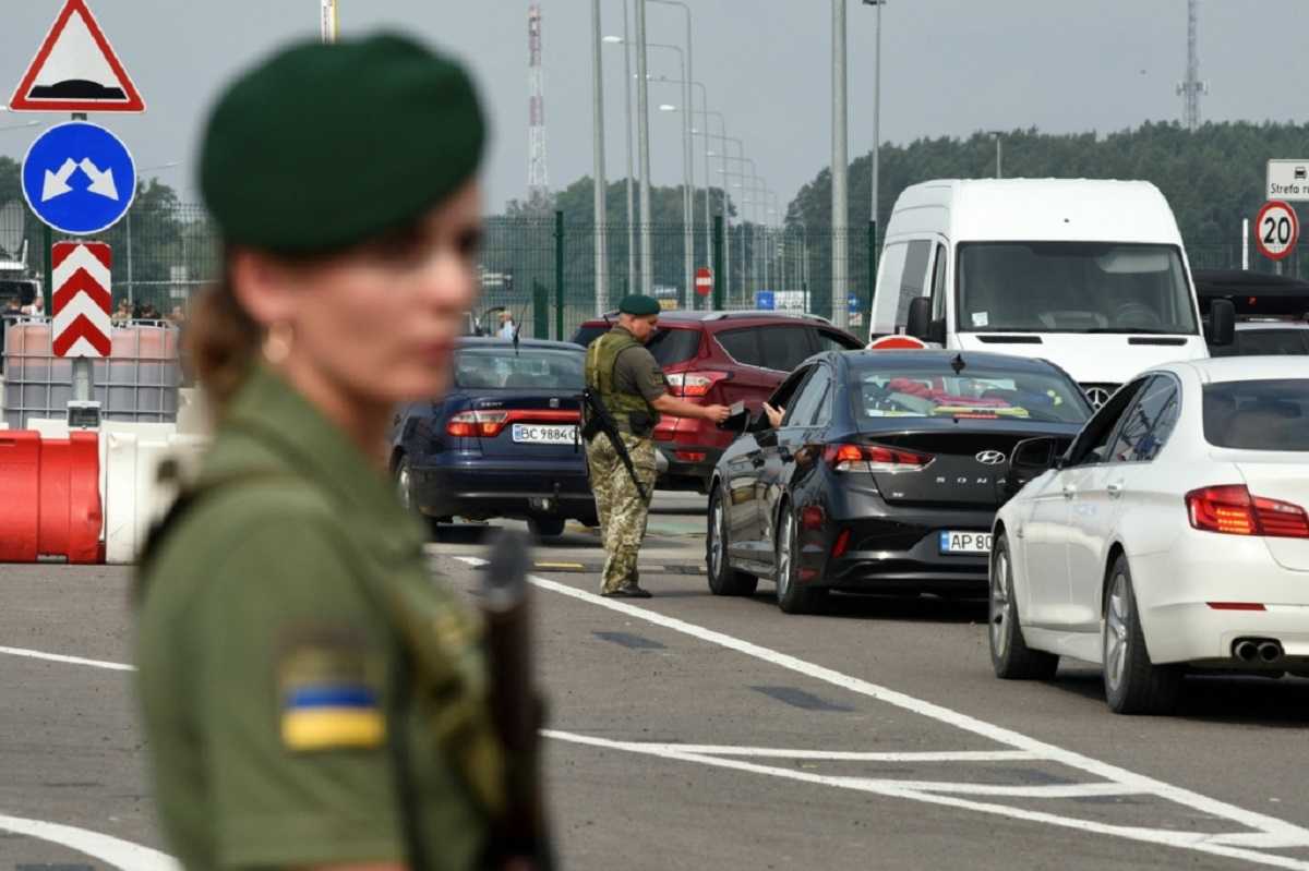В Україні запустили єЧергу на 16 пунктах пропуску