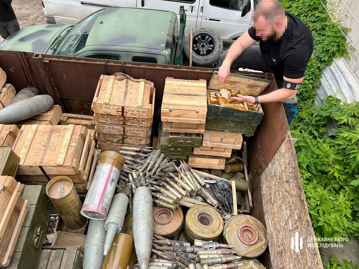 На Харківщині ДБР знайшло 10 тонн російських боєприпасів і зенітну установку: зброю передадуть ЗСУ (ВІДЕО)