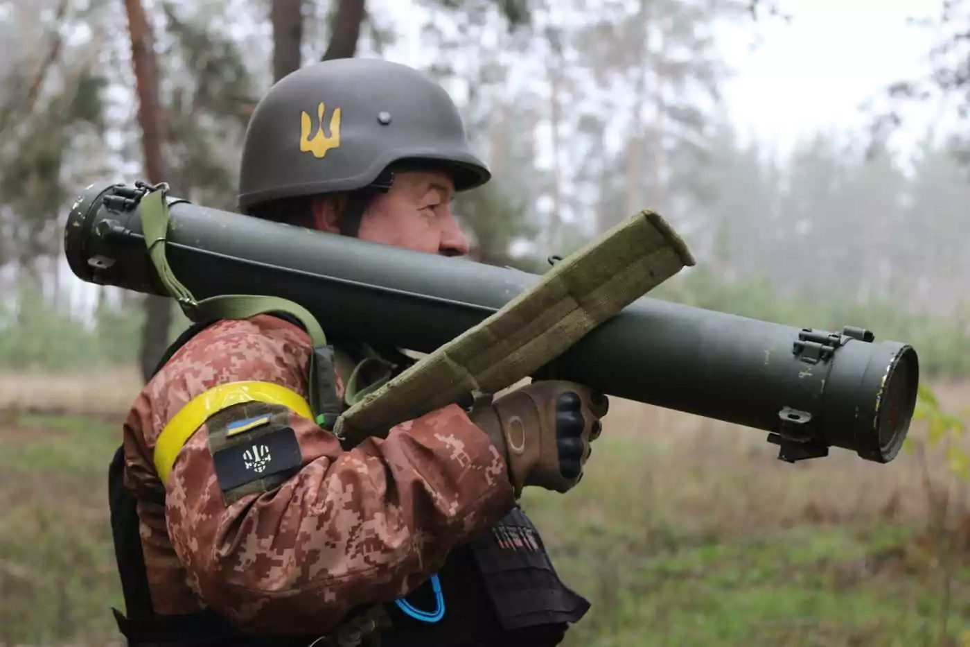 Воїни 66 ОМБр знищили ворожий танк з трофейного ПТРК «Корнет» (ВІДЕО)