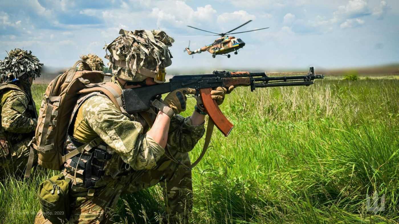 Військові ЗСУ знищили МТ-ЛБ та зенітну установку ворога (ВІДЕО)