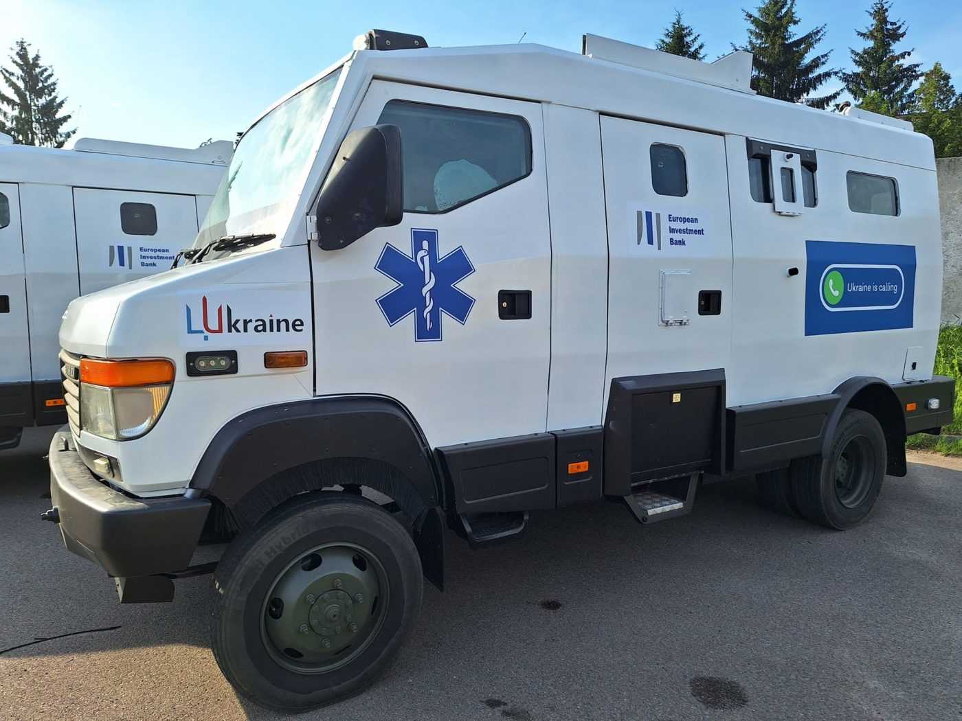 Львівські медики отримали три броньовані «швидкі» від благодійників