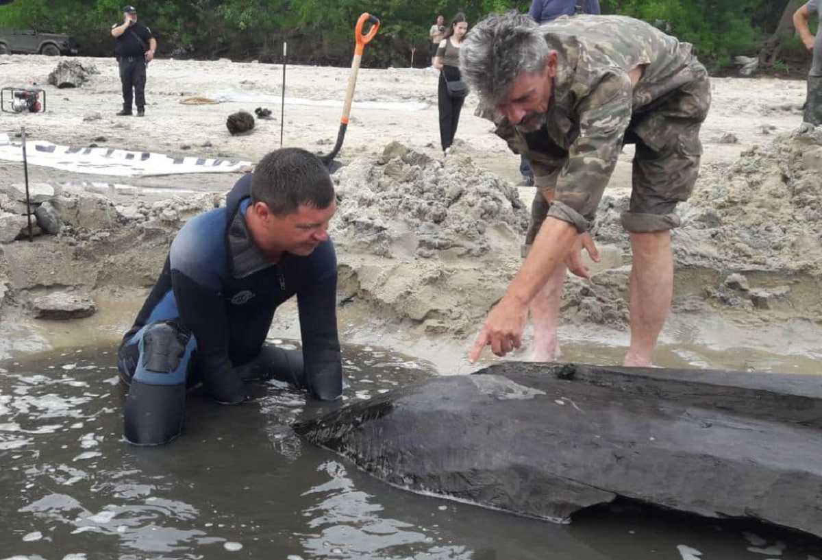 На Хортиці знайшли рідкісний 500-річний човен-однодеревку (ВІДЕО)