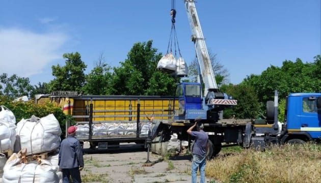 Херсон отримав шість машин з технічною сіллю від USAID