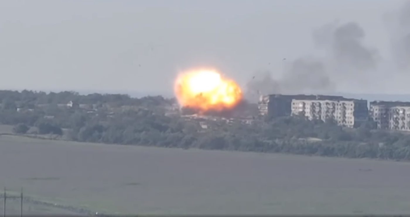 Аеророзвідники 30 ОМБр у Соледарі знищили російський склад із боєприпасами (ВІДЕО)