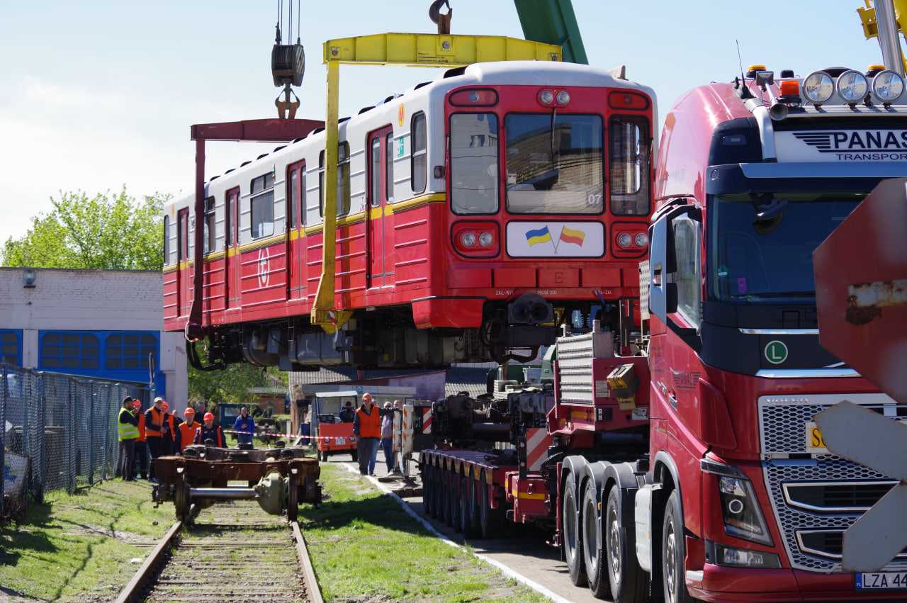 Київ отримав другу партію вагонів метро з Польщі (ФОТО)