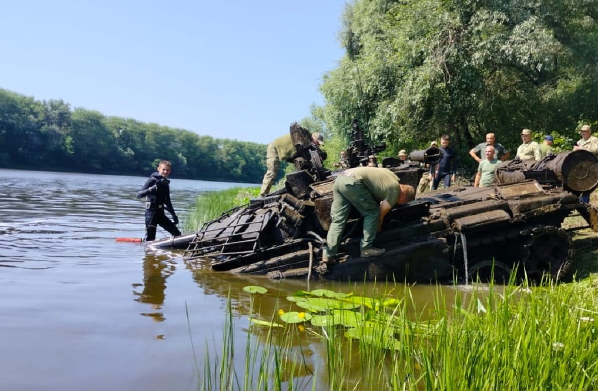 На Чернігівщині водолази-сапери витягли затоплений танк росіян  