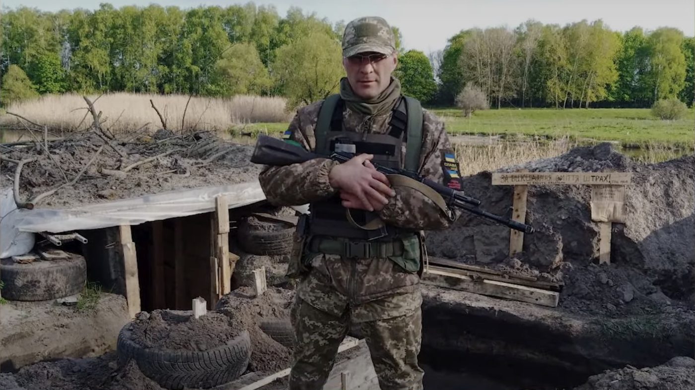 Військовий розчищає Харків від руйнувань (ВІДЕО)