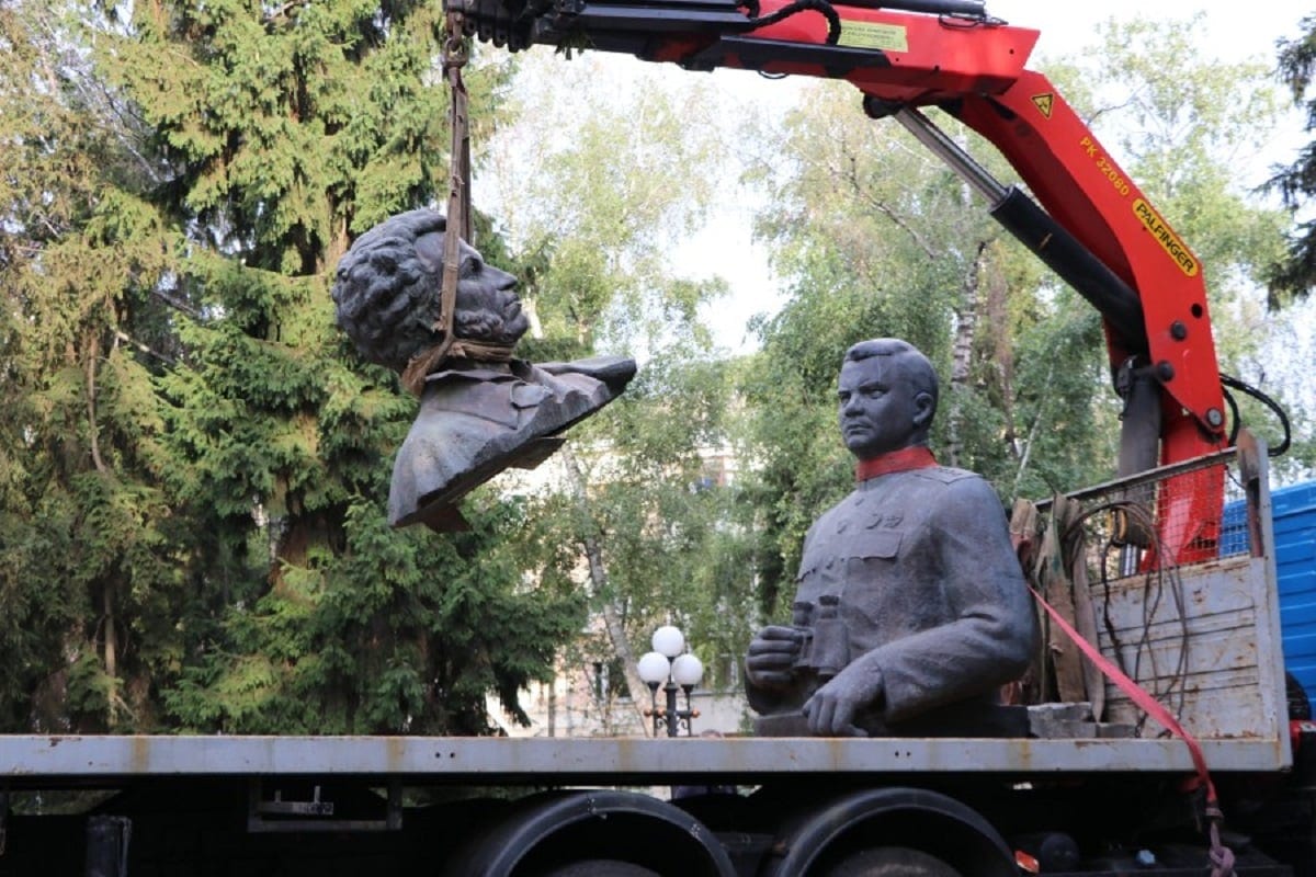 У Полтаві знесли пам’ятники Пушкіну і Ватутіну