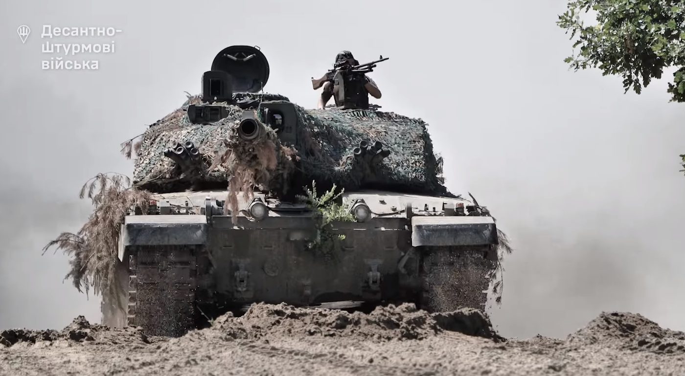 Десантники показали, як танки Challenger 2 працюють на перемогу України (ВІДЕО)